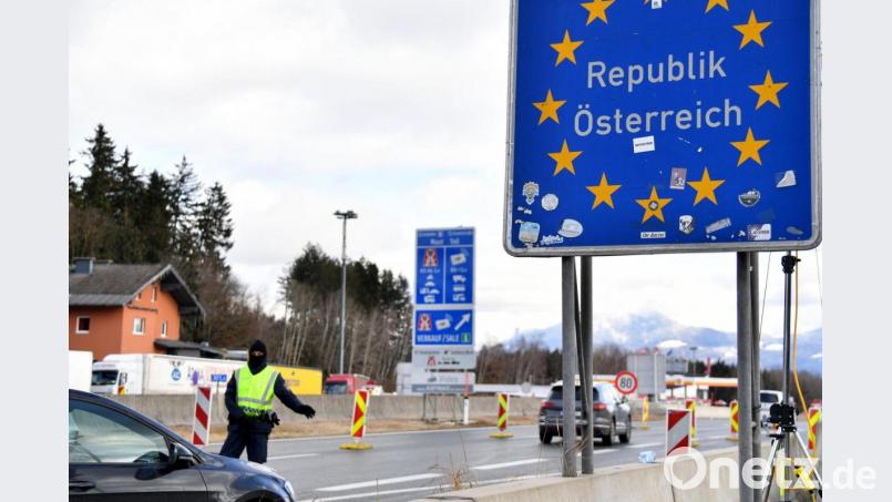 Grenzkontrollen am Grenzübergang Walserberg in Fahrtrichtung Salzburg. Bild: Barbara Gindl/dpa