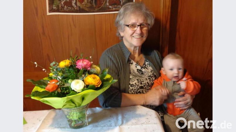 Auch der jüngste Enkel Paul gratulierte Maria Baumer zum 70. Geburtstag. Bild: amö