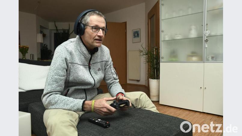 Für viele mag das Foto von Pfarrer Uwe Markert mit Headset und Controller ungewöhnlich wirken. Der 59-Jährige ist seit einigen Wochen begeisterter Computerspieler. Er hat eine Playstation von seinen Kindern zu Weihnachten geschenkt bekommen. Bild: Petra Hartl