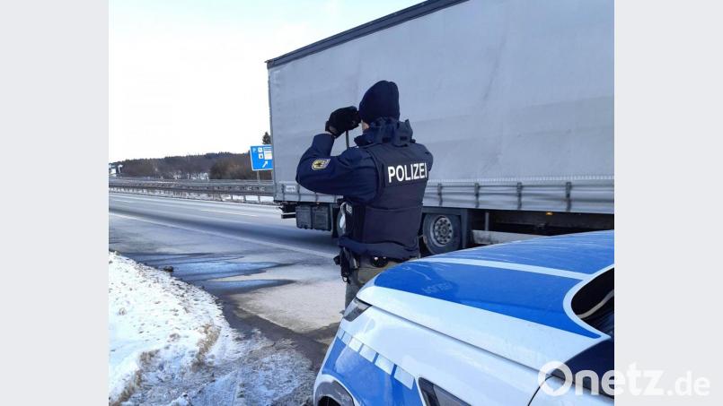Eine Bundespolizeistreife beobachtet am Freitag an der A 6 bei Waidhaus den Verkehr, der aus Tschechien kommt. Wie die verstärkte Kontrolle ab Sonntag aussehen wird, ist am Freitagnachmittag noch völlig ungewiss. Bild: Bundespolizei Waidhaus/exb