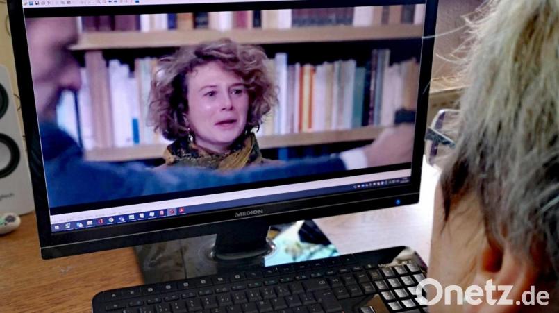 Neun Übersetzer sind in einem luxuriösen Bunker bei der Arbeit an einem Superseller. Anna Maria Sturm (Foto) ist eine von ihnen. Plötzlich wird es dramatisch: Jemand hat die ersten Seiten des geplanten Bestsellers veröffentlicht. Der Verleger, dem ein Millionenschaden droht, greift zur Waffe. Bild: Dobler