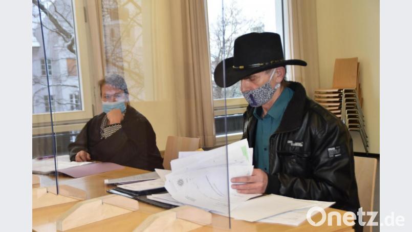 Der Angeklagte Helmut Bauer wehrt sich mit seiner Verteidigerin Ilka Lang-Seifert vor dem Weidener Amtsgericht gegen einen Strafbefehl. Bild: rns
