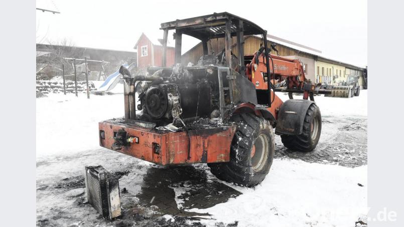 Ein größerer Hoflader hat am Dienstag auf einem landwirtschaftlichen Anwesen in Massenricht gebrannt. Dank des schnellen Eingreifens des Nachbarn wurde Schlimmeres verhindert. Bild: Petra Hartl