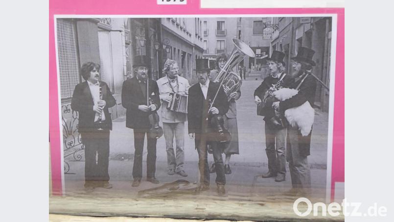 Fotos, Festschriften und andere historische Dokumente sind im Schaufenster der Galerie der Gruppe '81 in der Frühlingstraße ausgestellt. Bild: ige