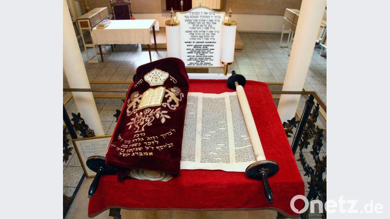Die Torarolle von 1793, die ursprünglich der jüdischen Gemeinde in Sulzbach gehörte und heute im Besitz der israelitischen Kultusgemeinde in Amberg ist. Nach ihrer Restaurierung in Israel wurde sie am Holocaust-Gedenktag im Bundestag vollendet. Bild: Wolfgang Steinbacher