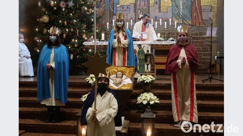 In der Herz-Jesu-Kirche präsentierten sich die Sternsinger am Festtag Heilig Dreikönig das einzige Mal in ihren Gewändern. Archivbild: uz