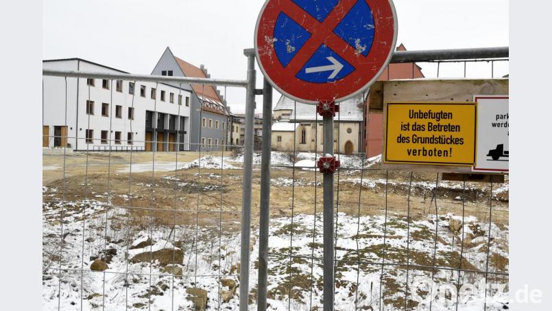 Baustellenfläche in der Amberger Altstadt: Hinter der Spitalkirche soll ein neuer Gebäudekomplex entstehen. Über seine Dimension gibt es seit Jahren Streit. Bild: Petra Hartl