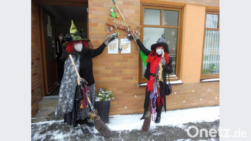 Völlig Corona-konform stößt das unentwegte Hexenpaar auf den ausgefallenen Hahnbacher Weiberfasching an. Bild: ibj