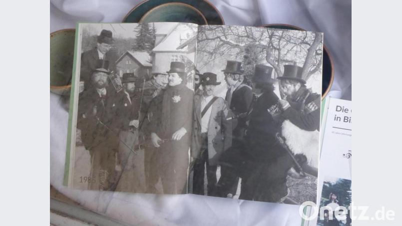 Fotos, Festschriften und andere historische Dokumente sind im Schaufenster der Galerie der Gruppe '81 in der Frühlingstraße ausgestellt. Bild: ige