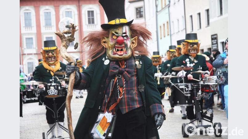 Weniger Corona als eine Sturmwarnung brachte den Faschingszug 2020 an den Rand einer Absage. Heute sind die Verantwortlichen froh, dass sie den Gaudiwurm trotzdem starten ließen. Archivbild: Gabi Schönberger