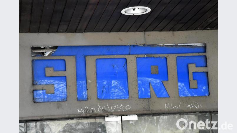 Der blaue Schriftzug am Nebeneingang des früheren Kaufhaus Storg ist dem Verfall preisgegeben. Doch damit ist es bald vorbei: Die Entkernungsarbeiten haben begonnen. Bild: Petra Hartl