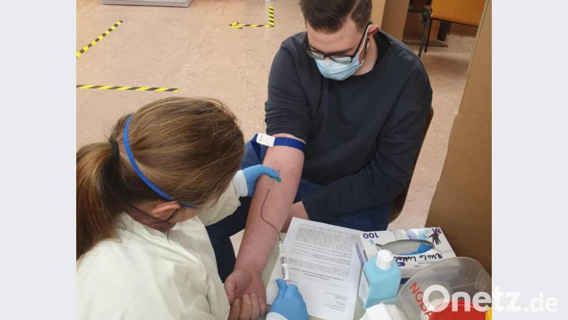 Bis zum 27. November hatten Probanden aus dem Landkreis Tirschenreuth die Chance, bei der zweiten Runde der Corona-Antikörper-Studie mitzumachen. Auf diesem Bild lässt sich ein Freiwilliger in der Alten Schule in Waldeck Blut abnehmen. Bild: BRK-Kreisverband Tirschenreuth/exb