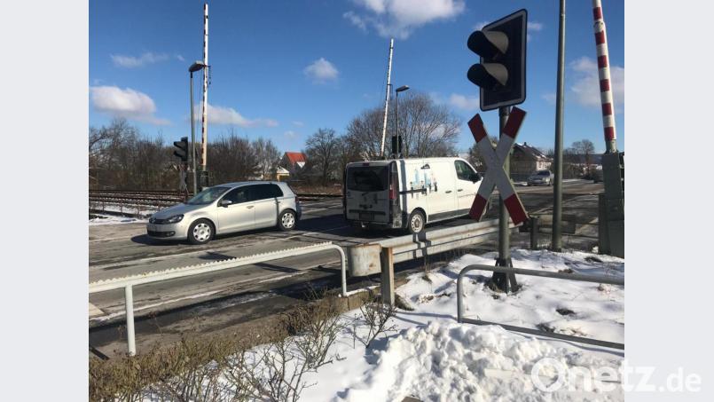An der Stelle, an der jetzt noch Fahrzeuge aller Art den Bahnübergang kreuzen, soll es später nur noch eine Unterführung für Radfahrer und Fußgänger geben. Doch wie breit wird sie letzten Endes? Bild: Wilhelm Amann