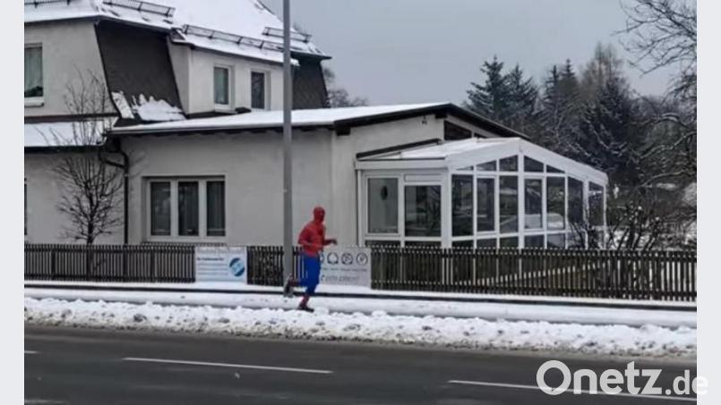 Ein Flitzer in einem Heldenkostüm: Mehrere Mal ist Spiderman im Stadtgebiet unterwegs und wird stets von verwunderten Blicken und hupenden Autos begleitet. Bild: sne
