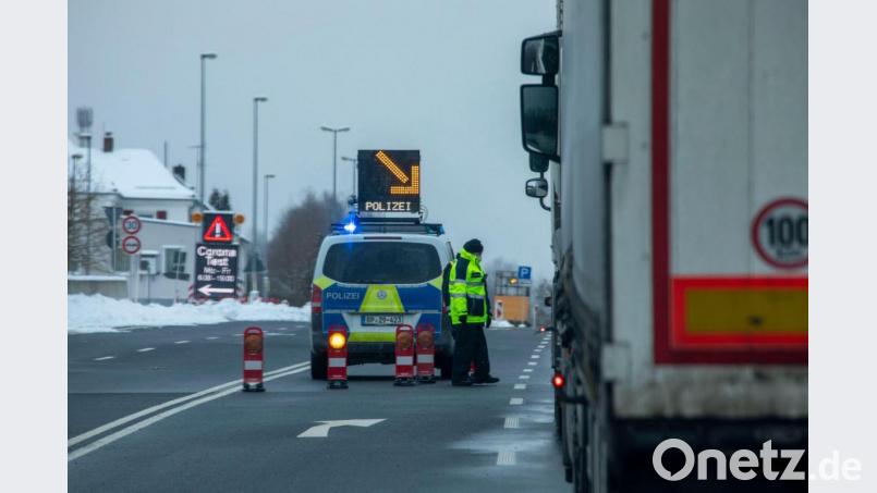 Die Bundespolizei kontrolliert am deutsch-tschechischen Grenzübergang in Schirnding. Bild: Bernd März/dpa