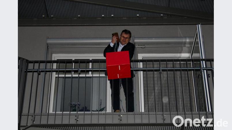Bürgermeister Karlheinz Budnik nimmt die Stadtkasse in Empfang, die das Prinzenpaar der Narrhalla Windischeschenbach zum Faschingsausklang wieder zurückgibt. Bild: Narrhalla Windischeschenbach/exb