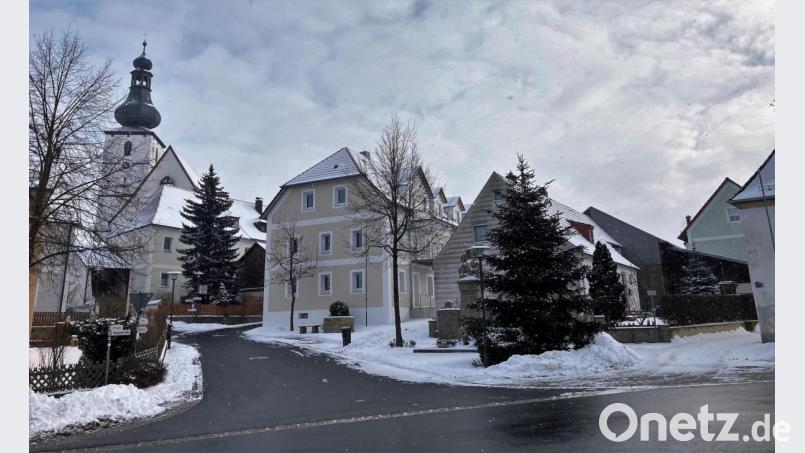 Der Kastler Dorfplatz ohne Dauerparker ist aktuell offenbar eine Seltenheit, die Gemeinde und viele Bürger möchte diesen Zustand gerne verstetigen - bestenfalls ohne Verkehrsschilder. Bild: stg