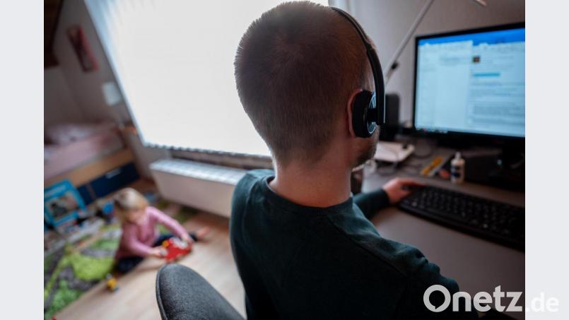 Arbeit und Familie zu trennen, ist bei der Arbeit zu Hause nicht immer einfach. Aber der Anteil an Home-Office hat in den vergangenen Monaten zugenommen. In den Stadtverwaltungen im Landkreis Tirschenreuth ist das aber kein großes Thema, Symbolbild: Sebastian Gollnow/dpa