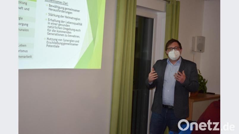 Auf seiner Reise durch die Mitgliedsgemeinden stellte sich ILE-Brückenland Bayern-Böhmen Manager Christian Karl dem Gemeinderat vor. Bild: bnr