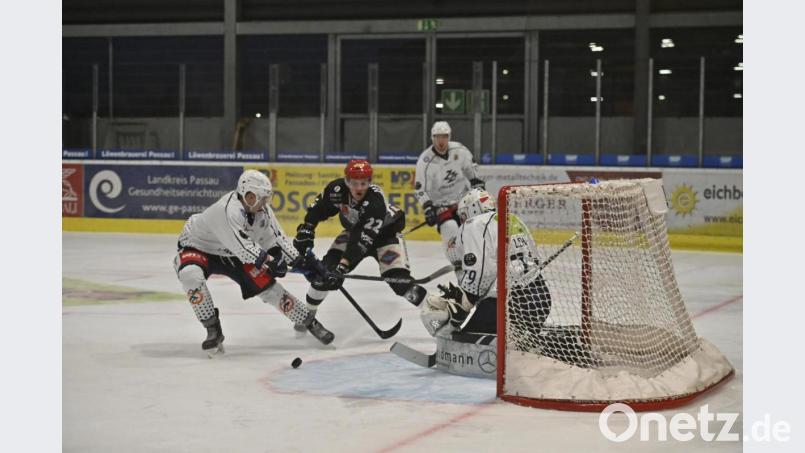 Die Blue Devils kassierten am Sonntag bei Aufsteiger Passau Black Hawks eine 5:6-Niederlage. Hier lauert der zweifache Torschütze der Passauer, Dominik Schindlbeck (schwarzes Trikot), vor dem Kasten von Devils-Goalie Philip Lehr auf die Scheibe. Bild: Robert Geisler