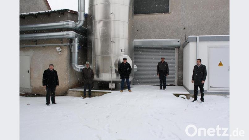 Nach einer Nacht mit zweistelligem Frost stoben die Schneeflocken beim Besichtigungstermin in Blankenmühle: Doch &quot;Neue Energien West&quot;-Geschäftsführer Bernhard Schmidt, die &quot;Nahwärme Trabitz&quot;-Geschäftsführer Johann Mayer und Udo Greim (von links) und &quot;Bürgerenergie&quot;-Aufsichtsrat Stefan Dötsch (rechts) konnten sich von der zuverlässigen Funktion des von Markus Schreglmann (Zweiter von rechts) betriebenen Biogaskraftwerks überzeugen, dessen Abwärme Energie für das Trabitzer Nahwärmenetz liefert. Bild: bjp