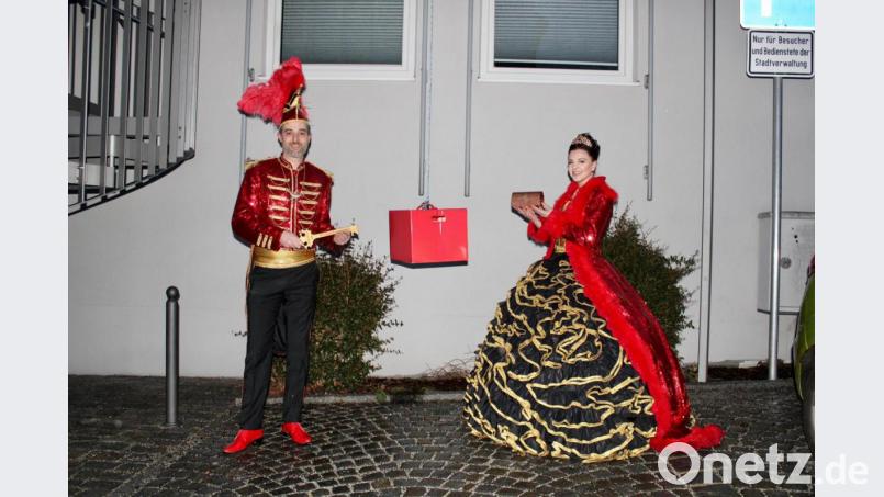 Rebecca I. und Manuel I. geben die Stadtkasse zurück, dafür ließ Bürgermeister Karlheinz Budnik ein langes Seil vom Balkon. Bild: Narrhalla Windischeschenbach/exb