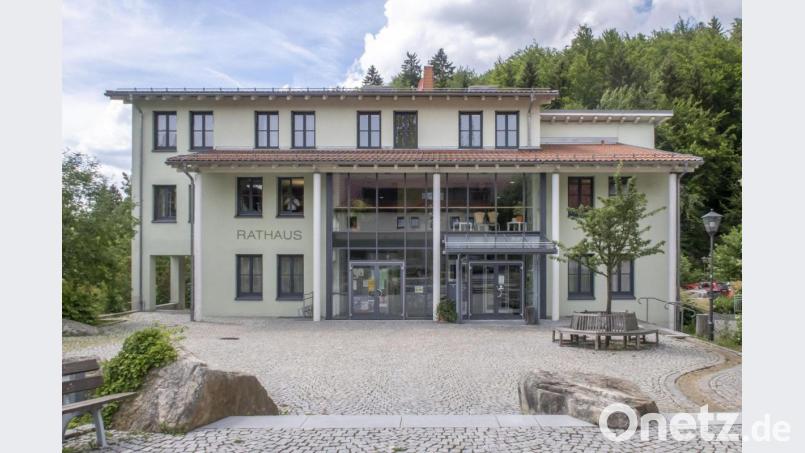 Das Rathaus in Fichtelberg: Sparen, sparen, sparen und immer an den Haushalt denken. Archivbild: Andreas Harbach