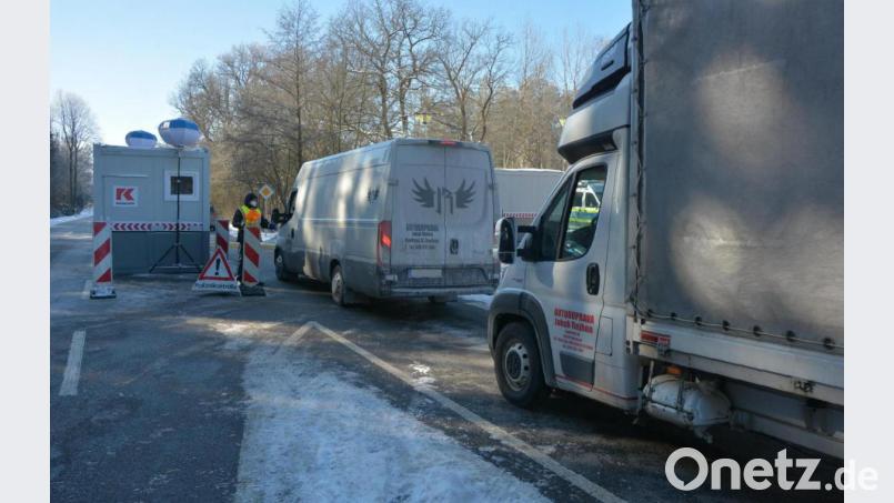Am Grenzübergang Hundsbach ist am Wochenende eine stationäre Kontrollstelle mit Hilfe von Containern eines Waldsassener Bauunternehmens aufgebaut worden. Bild: jr