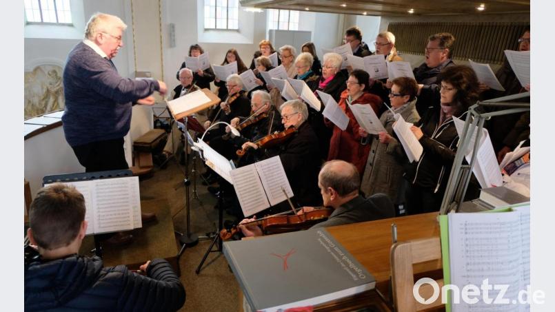 Das Drei-Königs-Konzert am 6. Januar 2019, damals noch mit den inzwischen verstorbenen beiden Violinisten Willibald Wirth und Reinhold Maß, war die letzte große Aufführung von Chor und Orchester unter Leitung von Hans Fröhlich. Empore und Kirchenorgel in der Pfarrkirche St. Johannes der Täufer wurden für ihn zur zweiten Heimat. Schmerzlich sein Abgang. Bild: le