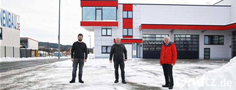 Juniorchef Florian Meierhöfer (von links) mit Firmenchef Alfons Meierhöfer und Bürgermeister Johannes Reger vor dem neuesten Büro- und Produktionskomplex im Gewerbegebiet. Auf der linken Seite angeschnitten ist das Stammwerk des Unternehmens AM-Maschinenbau zu sehen. Bild: njn