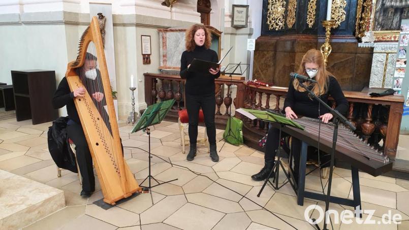 Das Trio &quot;Izefiretti&quot; (übersetzt &quot;Frühlingslüftchen&quot;), bestehend aus (von links) Susanne Kaiser (Barockharfe), Beate Hariades (Sopran und Traversflöte) und Regina Frank (Zither), gestaltete den Gottesdienst musikalisch. Bild: hmr