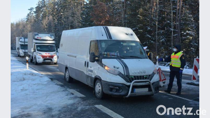 Am Grenzübergang Hundsbach ist am Wochenende eine stationäre Kontrollstelle mit Hilfe von Containern eines Waldsassener Bauunternehmens aufgebaut worden. Bild: jr