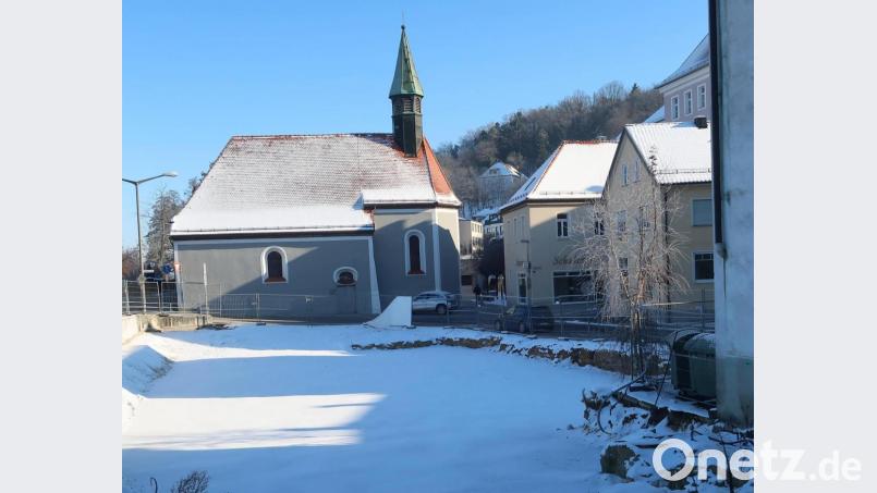 Bis hier am Vorplatz der Spitalkirche die Außenstelle des Landesjugendamtes entsteht, wird es noch ein Jahr dauern. Bild: Hirsch