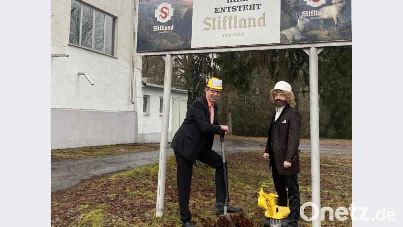 Inszenierter Fototermin fürs Michareither Fosnatbladl: Zwei Narren schlüpften in die Rollen von Luis Hart (rechts) und Bürgermeister Bernd Sommer, um am Stationsweg einen Biergarten zu eröffnen. Bild: Schlüsselclub Münchenreuth/exb