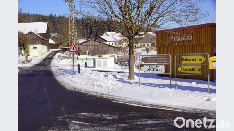 Bereits Ende März soll in einem Abschnitt vom Feuerwehrgerätehaus Richtung Skilift mit dem Ausbau der Gemeindeverbindungsstraße begonnen werden. Bild: bkr