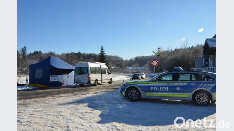 Es gibt kein Durchkommen. Grenzpolizeibeamte aus Waidhaus kontrollieren die Einreise am alten Grenzübergang an der ehemaligen Bundesstraße 14. Bild: dob