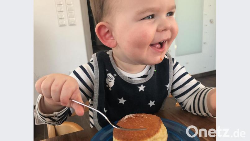 Dem frischen Faschingskrapfen in der „Schnoittenboch Shn’oho“ Tüte konnten auch die kleinen Männer und Frauen nicht wiederstehen. Das Schminken des Gesichts erübrigte sich nach dem Genuss des beliebten Gebäcks. Bild: ads