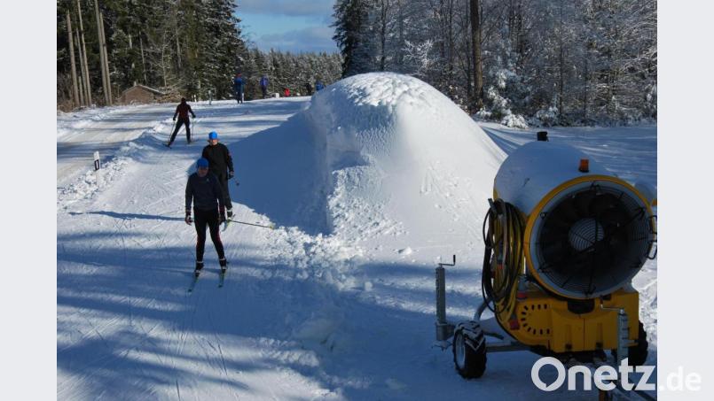 Viele Langläufer nutzen die Loipe am Rotbühl. Dank der Schneekanonen herrschen dort perfekte Bedingungen. Bild: gsp