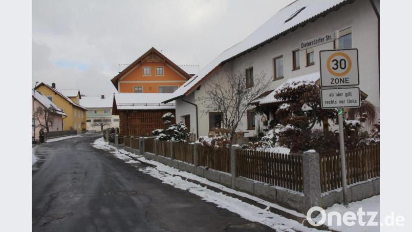 Die Sanierung und der Ausbau der Dietersdorfer Straße ist dringend erforderlich und wird in diesem Jahr erfolgen. Bild: frd