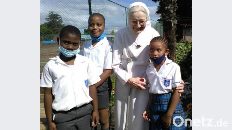 Seit 55 Jahren ist die aus Pondorf stammende Ordensfrau Schwester Arnulfina Schöberl für die Mallersdorfer Schwestern in Südafrika tätig. Das Bild zeigt sie mit drei Schützlingen Bild: Schwester Emanuela/&#039;exb