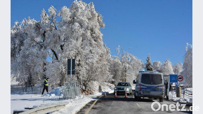 Winteridylle pur am Grenzübergang in Bärnau: Die Schönheit der Landschaft dürfte angesichts der bitterkalten Temperaturen nur ein schwacher Trost für die eingesetzten Polizisten gewesen sein. Bild: jr