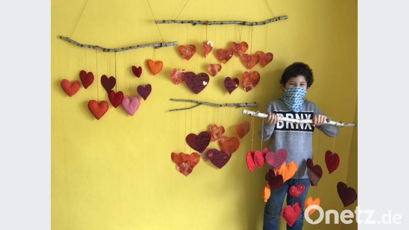 Die Schüler aus Ehenfeld und Hirschau, darunter auch Franz Siegert, haben mit ihren Bastelarbeiten den Senioren in St. Barbara eine große Freude bereitet. Die Herzen zieren nun die Speise- und Aufenthaltsräume der Einrichtung. Bild: Werner Schulz