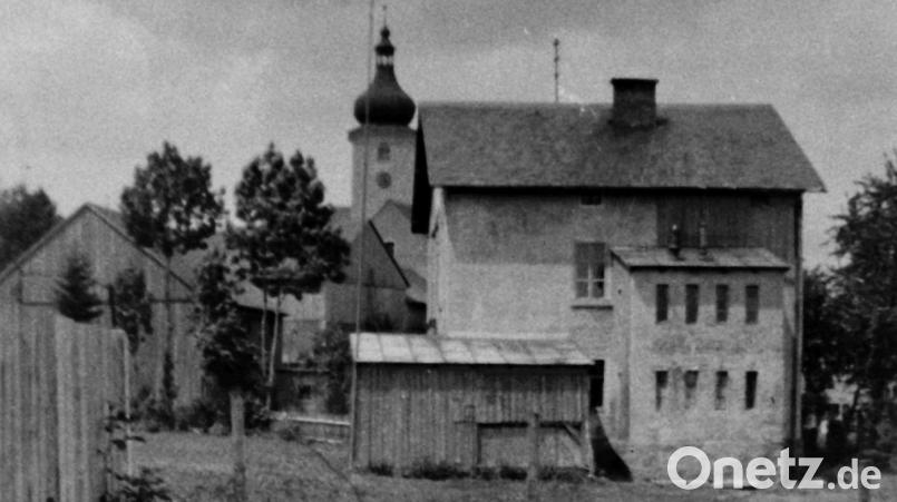 Bereits um das Jahr 1900 mussten der Neubau aufgestockt und die Anzahl der Lehrkräfte nach oben angepasst werden. Das Foto wurde um die 1940er-Jahre aufgenommen. Bild: Archiv Werner Robl