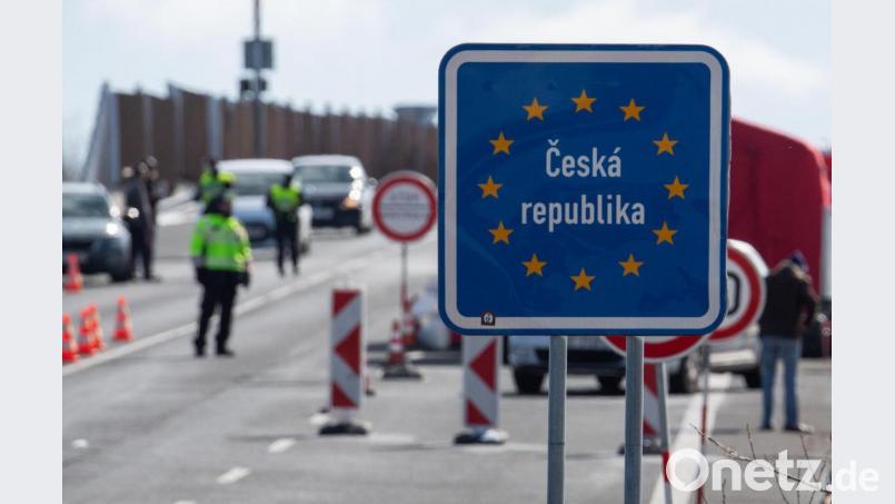 Tschechien und Tirol gelten nun offiziell als Virus-Mutationsgebiete. Konkret bedeutet das: Bus- und Bahnverbindungen werden eingestellt. Zudem sind ab sofort Grenzkontrollen geplant. Symbolbild: Robert Michael/dpa