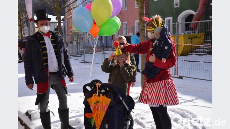 Mit Kind und Kegel waren die Hohenburg gekommen, um die Bäumchen zu schmücken. Pandemiebedingt galt &quot;Pro Familie ein Baum&quot; als Regel. Bild: bö