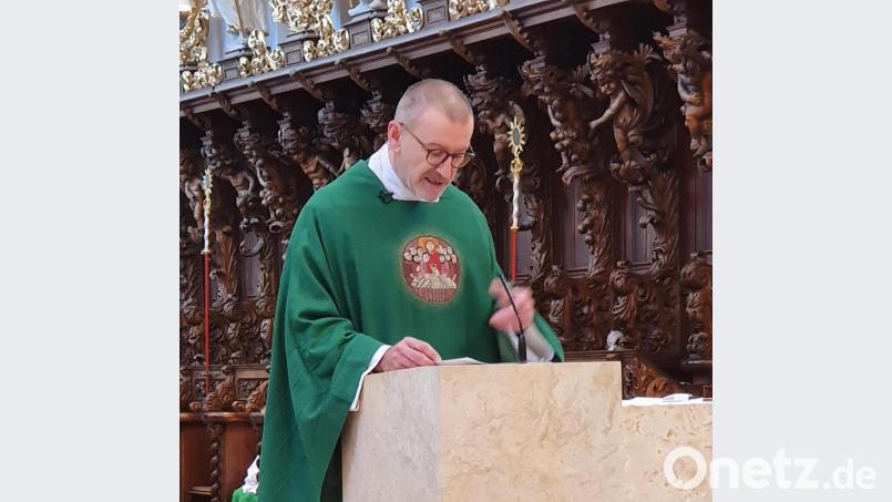 Stadtpfarrer Thomas Vogl bei seiner Faschingspredigt in der Basilika. Bild: hmr