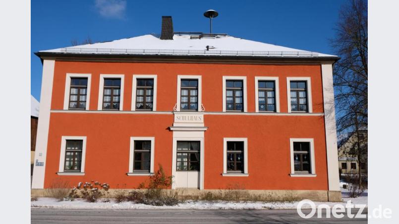 Aus dem alten Schulhaus könnte im Rahmen der Dorferneuerung ein Bürgerhaus mit multifunktionaler Nutzung werden Bild: do