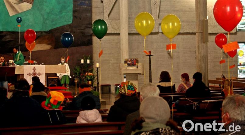 Die Kirchenbänke waren fröhlich mit Luftballons geschmückt. Bild: zer