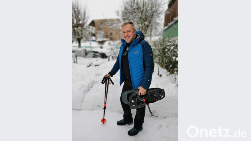 Ernst Meindl übernimmt die Ausgabe der Schneeschuhe samt Stöcke und informiert über geeignete Routen. Diese sind auch auf der Homepage der VG Schönsee beschrieben. Bild: Portner