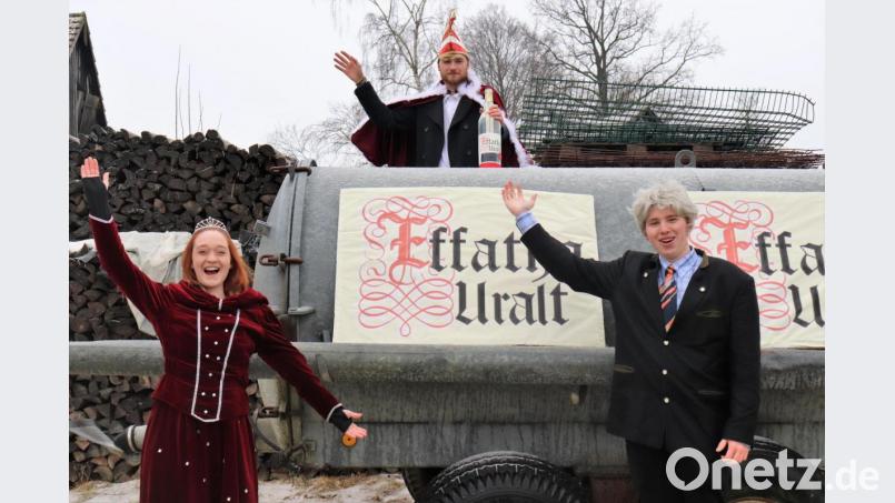 Große Freude beim Prinzenpaar, als Lukas Forster den Impfstoff &quot;Effatha-Uralt&quot; anlieferte. Bild: Schlüsselclub Münchenreuth/exb